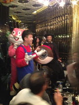 组图：黄晓明开生日派对 变身蝙蝠侠