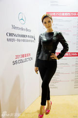 组图：于咏琳潮范儿十足出席中国时装周
