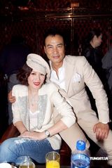 幻灯图：任达华携太太出席活动 或与惠英红合作