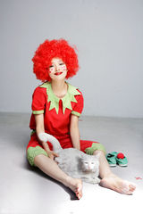 组图：江一燕小丑写真玩百变 银幕素描潇洒小妞