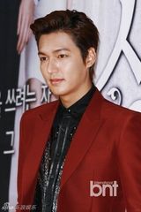 组图：李敏镐红装宣传《继承者》 主创华丽齐聚