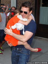 组图：汤姆-克鲁斯离婚后首探爱女 遭狗仔围堵