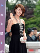 组图：金成玲抹胸黑裙典雅 配饰抢眼珠光宝气