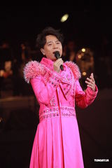 组图：李克勤音乐会秀家庭照 容祖儿惊喜现身