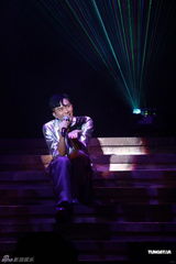 组图：张智霖开唱怀抱儿子亮相 张柏芝任嘉宾