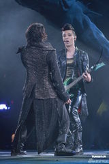 组图：郑伊健开唱秀肌肉与女模热舞 蒙嘉慧现身支持