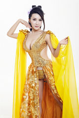 组图：龚玥菲新歌日本首播 披黄金甲挤胸露臀