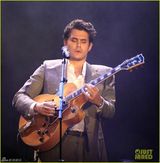 组图：水果姐囧梅高调复合 十指紧扣深情相拥