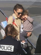 组图：波特曼抱子下飞机 小家伙害羞躲妈妈怀里