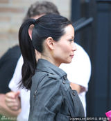 组图：刘玉玲《基本演绎法》片场 干练演绎女版华生