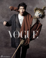 高清组图：韩星宋钟基与稻草人共舞 搞怪表情如孩童