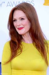 组图：朱丽安-摩尔柠檬色长裙亮相上围丰满