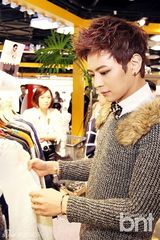 组图：M.pire出席品牌开业 现场挑衣显品味