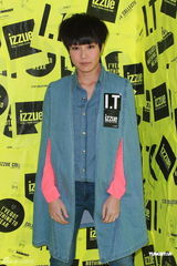 组图：何韵诗出席活动穿着个性 内地演贾宝玉