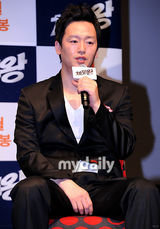 组图：韩星朴重勋李善均宣传韩国新片《逮捕王》