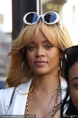 组图：蕾哈娜白色裹胸秀蛮腰 素颜现身脸色苍白