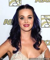 组图：凯蒂佩里蕾丝晚装似女神 肩带下滑秀乳沟