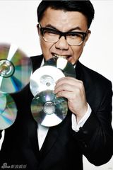 组图：陈奂仁手拿刀叉解析音乐鬼马搞怪