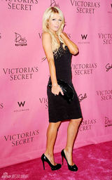 幻灯图集：帕丽斯-希尔顿秀露肩礼服 性感窈窕