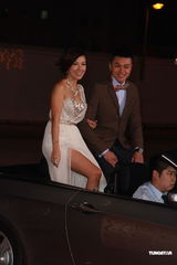 组图：李诗韵身着白色长裙携手黄浩然入场