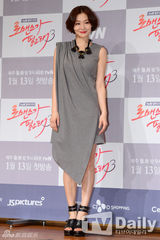 组图：金素妍宣传《需要浪漫》抹胸红裙性感