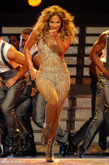 组图：詹妮弗-洛佩兹盛装开唱性感霸气