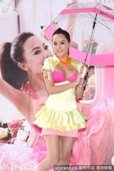 组图：关颖低胸爆乳装为代言内衣走秀