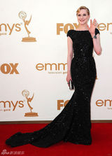 组图：艾美奖红毯 伊万-蕾切尔-伍德黑色长裙