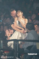 组图：林忆莲红馆开唱从天而降 与男舞伴跳贴身辣舞