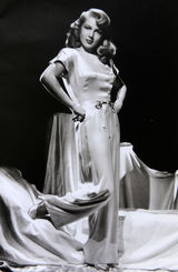 组图：昔日性感明星登戛纳排片表封面 风格各异