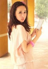 组图：陈美行拍广告写真 变身清纯校园美女