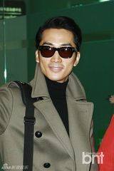 组图：宋承宪长大衣机场时尚展浪漫秋季风