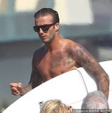 组图：小贝携子海边冲浪拍不停 克鲁兹呛水一脸不爽