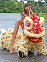 组图：法国名模比基尼秀酥胸 美腿舞狮展中国风