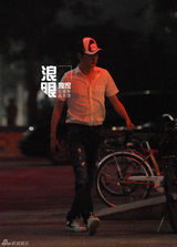 组图：冯绍峰拍《狼图腾》被小狼咬 忙打疫苗