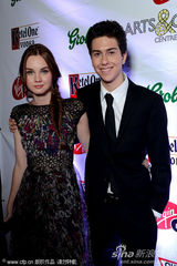 组图：莉莉亮相《作家们》首映 施瓦辛格儿子帅气