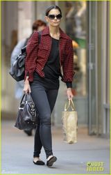 组图：凯蒂霍尔姆斯格子外衣街头拿零食