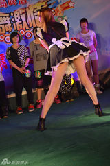 组图：谢芷蕙女佣装助阵啦啦队大赛秀性感舞步