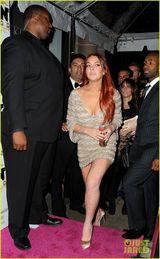 组图：林赛-罗韩深V装秀美胸 半镂空短裙性感