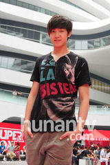 组图：快男选手酷似李敏镐 为选秀放弃剑桥