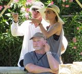 组图：朱莉戴草帽现身片场 亲切见粉丝笑容可掬