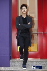 组图：宋仲基称拍戏时依赖朴宝英 变骄傲会被前辈训