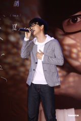 组图：胡夏趁胜追击推新辑 戴爱玲为其发片站台