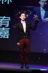 组图：林俊杰获票选人气男艺人 谢谢周杰伦相挺