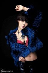 组图：徐冬冬化身蓝色妖姬拍写真展妖娆身段