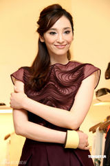 高清图：吴佩慈高腰酒瓶裙走秀 黄色套装妩媚明艳