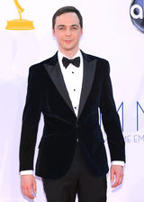 组图：《生活大爆炸》“谢耳朵”吉姆-帕森斯帅气逼人