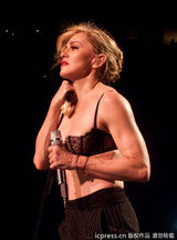 组图：麦当娜上演限制级 边跳边脱蹭猛男