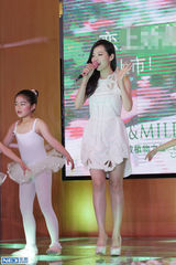 组图：张靓颖短裙出席活动 性感不忘卖萌