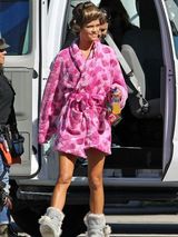 组图：妮娜-阿格达睡衣出街 当众撩衣露臀提裤